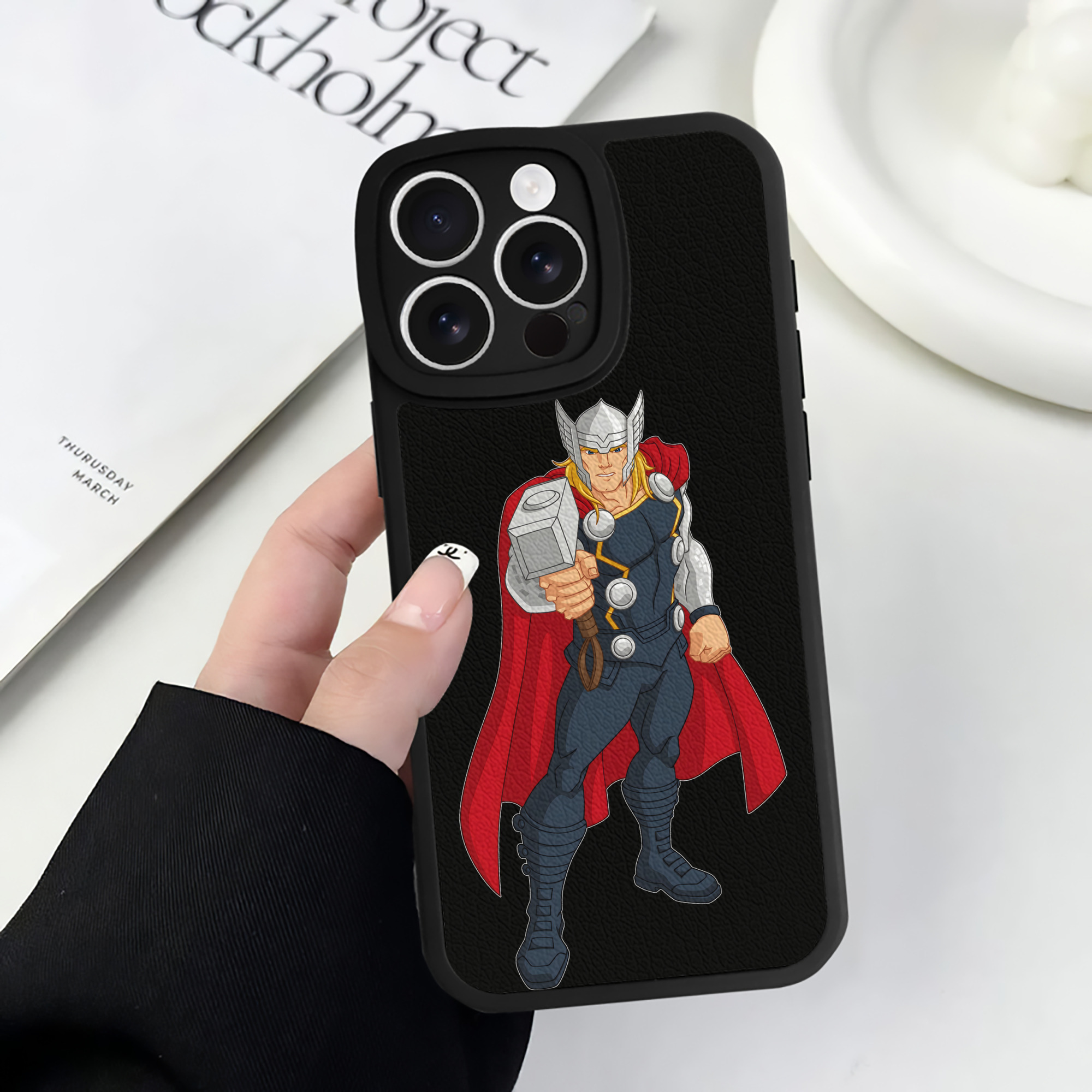 （画像用） アベンジャーズ The Avengers 【iPhone 16シリーズ対応】シリコンスマホケース（レザー調） 材質：シリコン